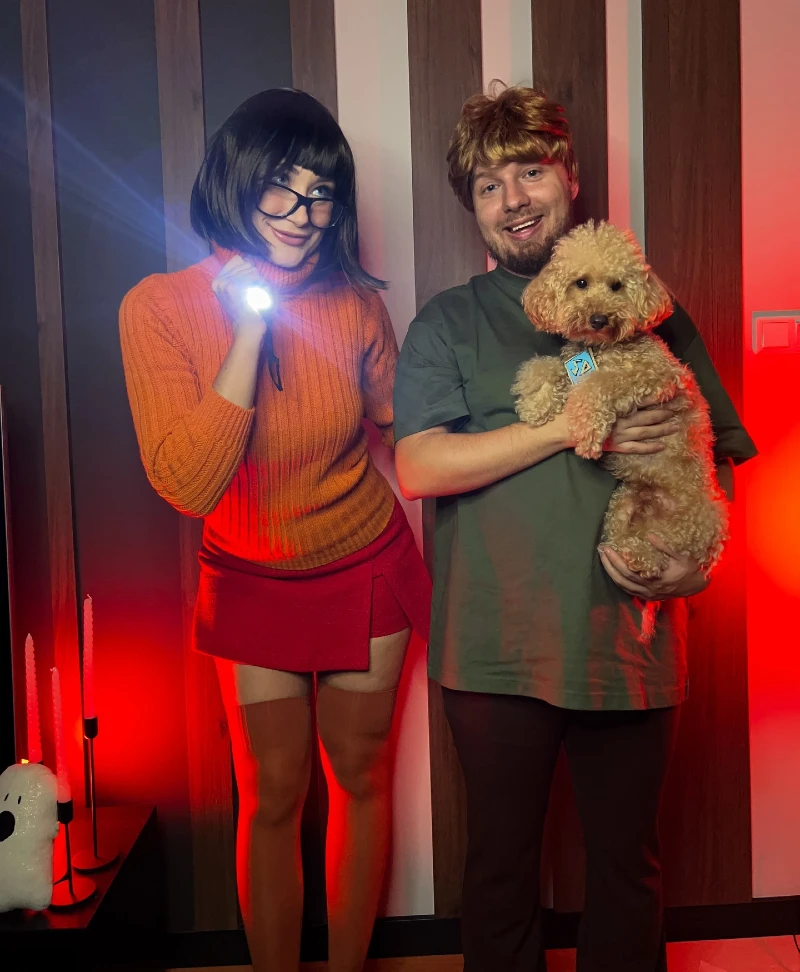 13. Mystery Solver Couple Costume with Curly Pup in a Blue Collar Charm