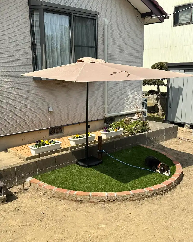 Cantilever Patio Umbrella Over an Artificial Grass Border