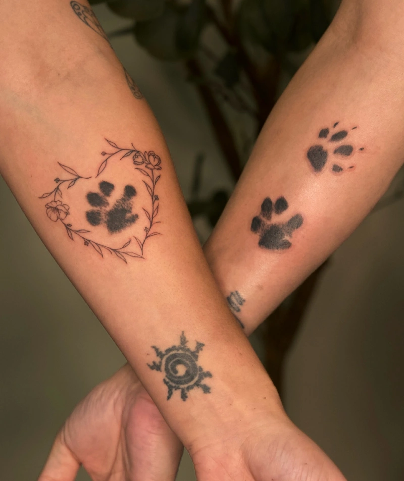Fine-Line Floral Heart Wreath Enclosing a Textured Paw Print