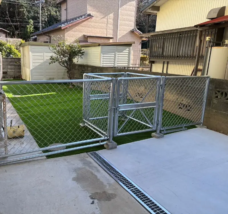 Galvanized Chain Link Panel Enclosure with Double Entry Gate on Synthetic Lawn