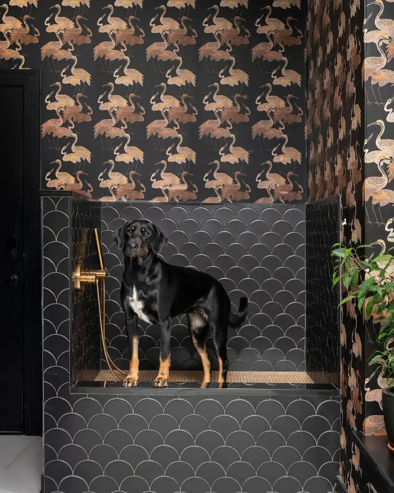 Matte Black Fish-Scale Tile Basin with Crane Motif Wallpaper