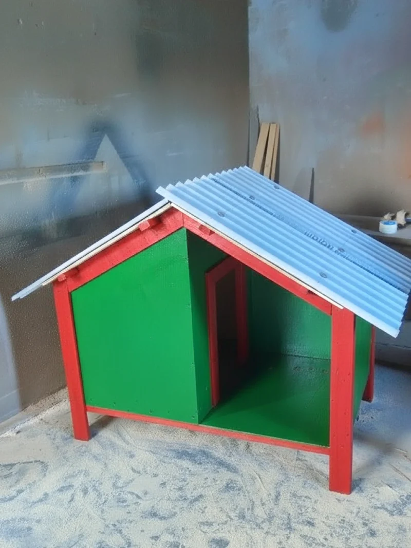 Vibrant Kelly Green and Poppy Red Asymmetrical Kennel with Corrugated Roof
