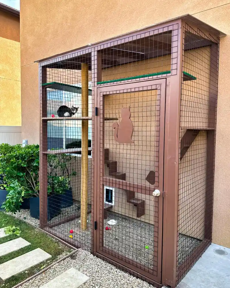 Brown Timber Enclosure with Faux-Turf Perches and Cat Silhouette Door Accent
