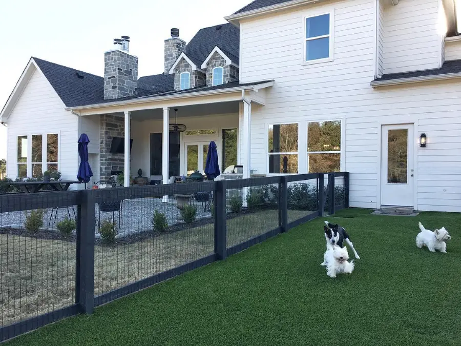Farmhouse Patio And Mesh Fence Run