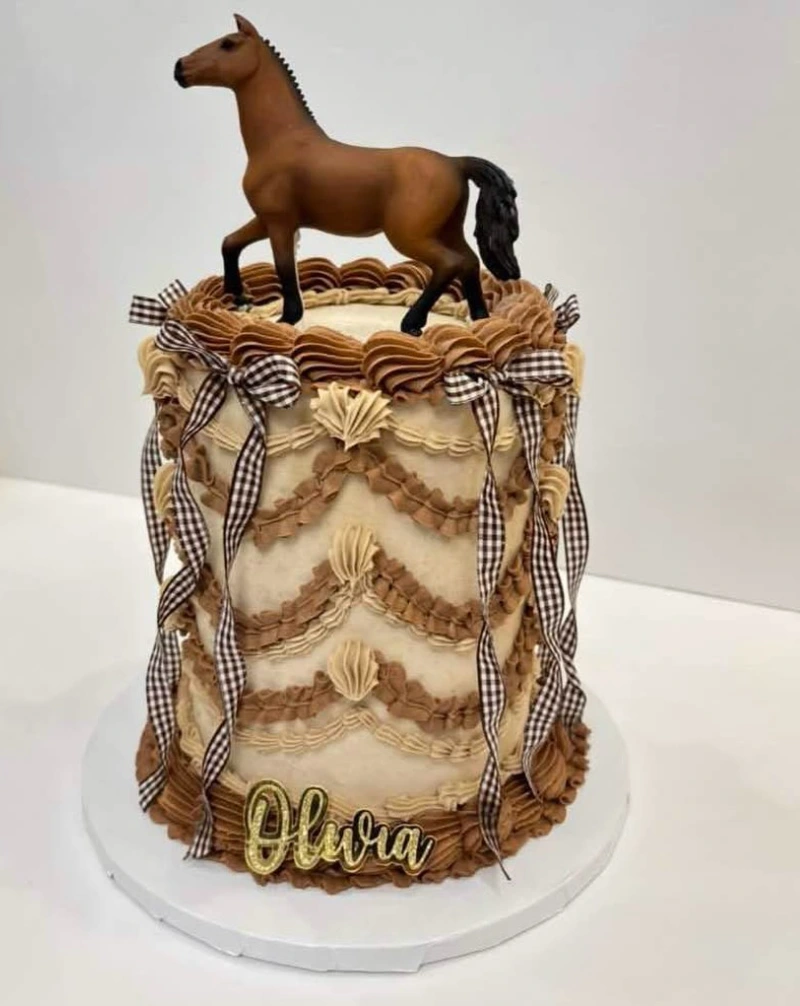Gingham Bow Coppy Lambeth Cake with a Stately Chestnut Horse