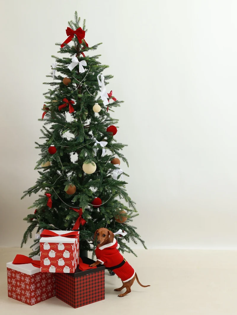 Minimalist Christmas Tree with Red and White Bows and Patterned Gift Boxes