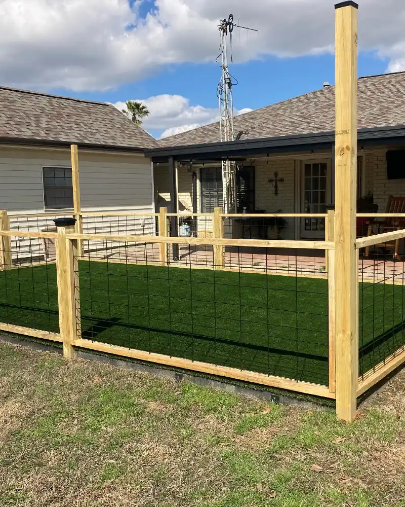 Modern Hog Wire Fenced Dog Enclosure with Synthetic Turf