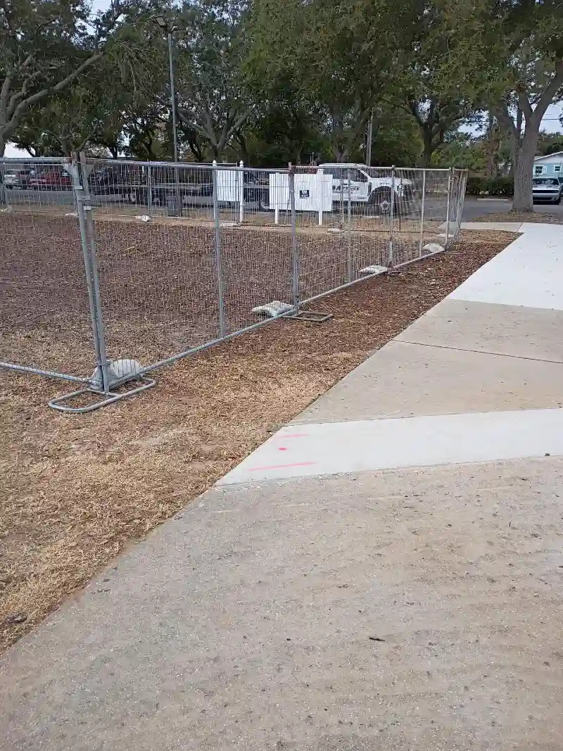 Sandbag-Weighted Construction Style Wire Panels
