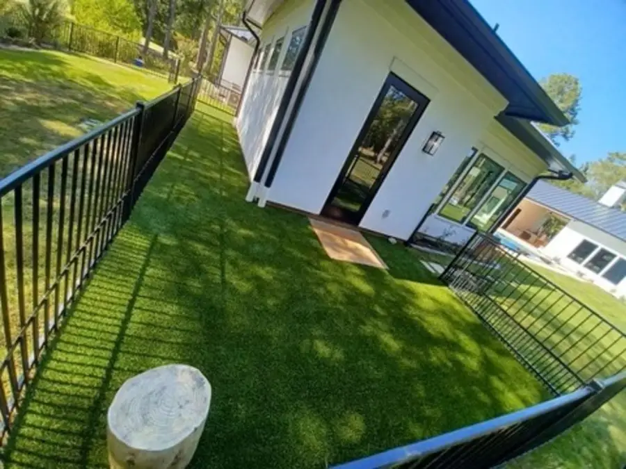 White House With Secure Turf Run