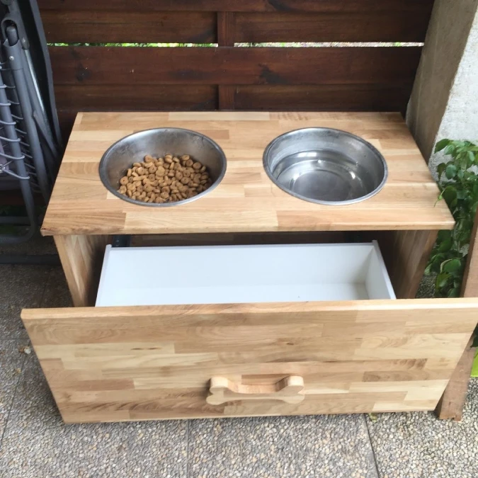 Light Wood Feeder With Bone Handle Drawer